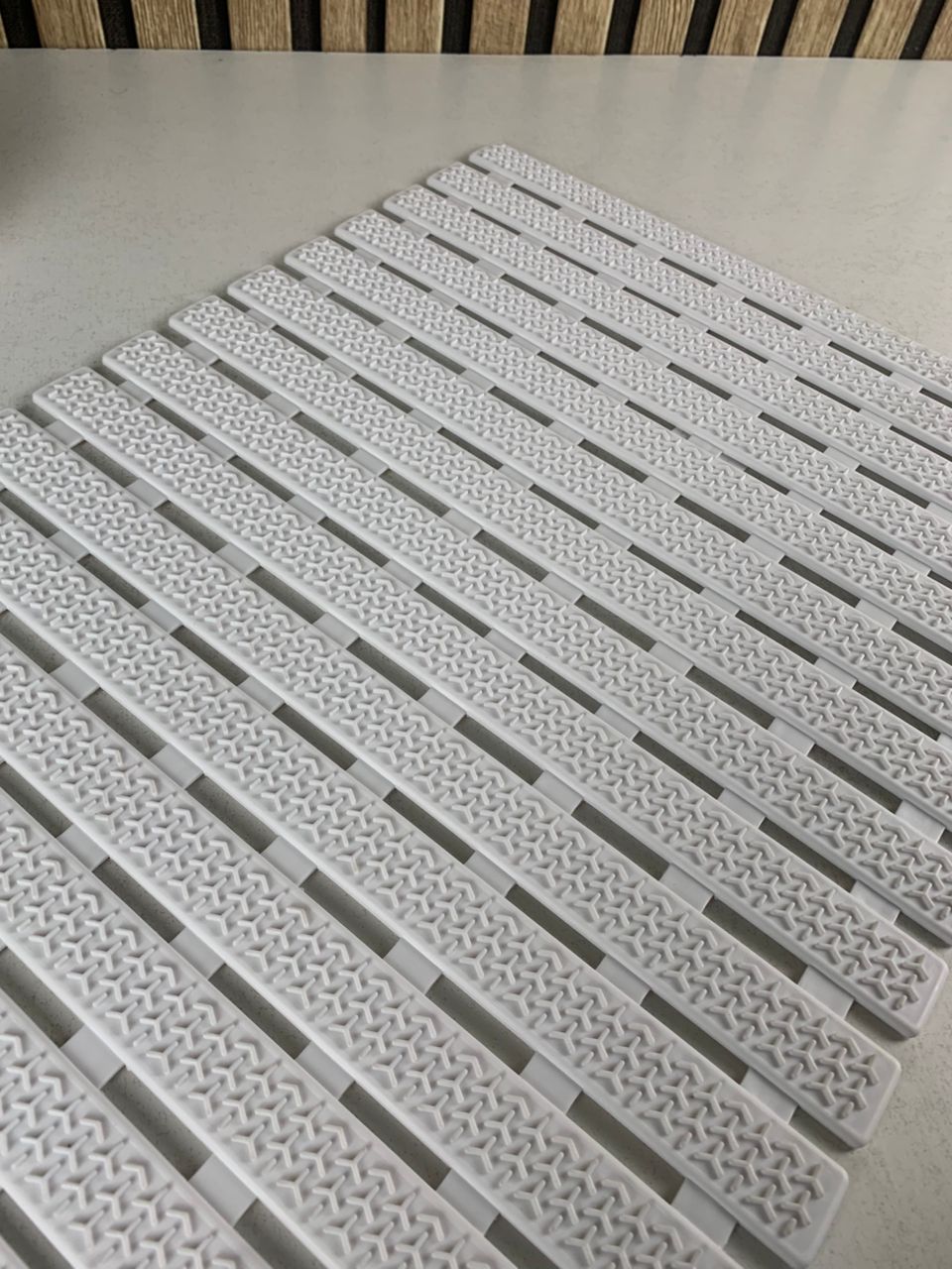 Tapis de baignoire et de douche antidérapant avec trou d’évacuation – بساط حمام مضاد للإنزلاق