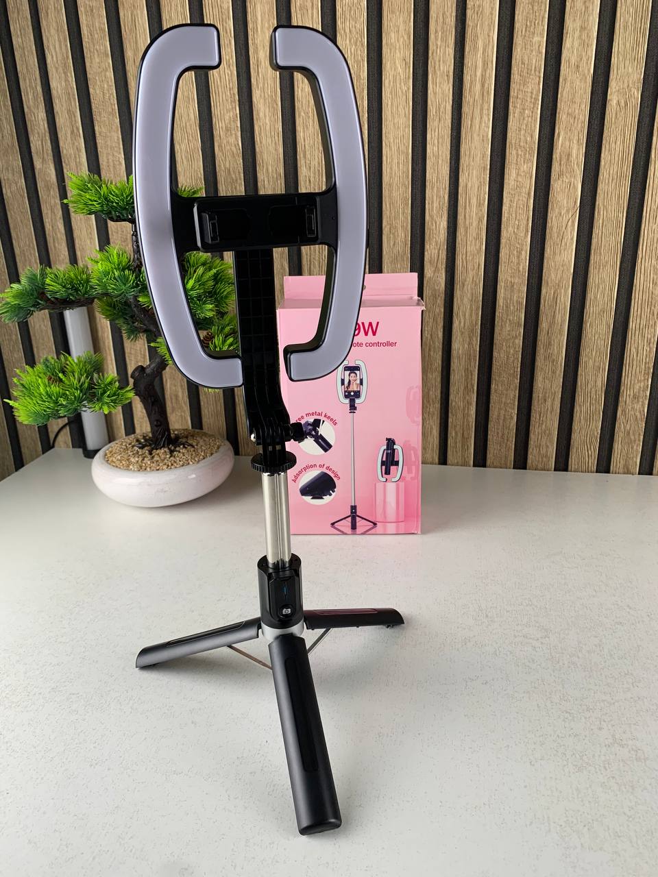 Perche à Selfie Extensible avec Support pour Téléphone et Lampe LED – عصا سيلفي مع إضاءة مدمجة ويد تحكم